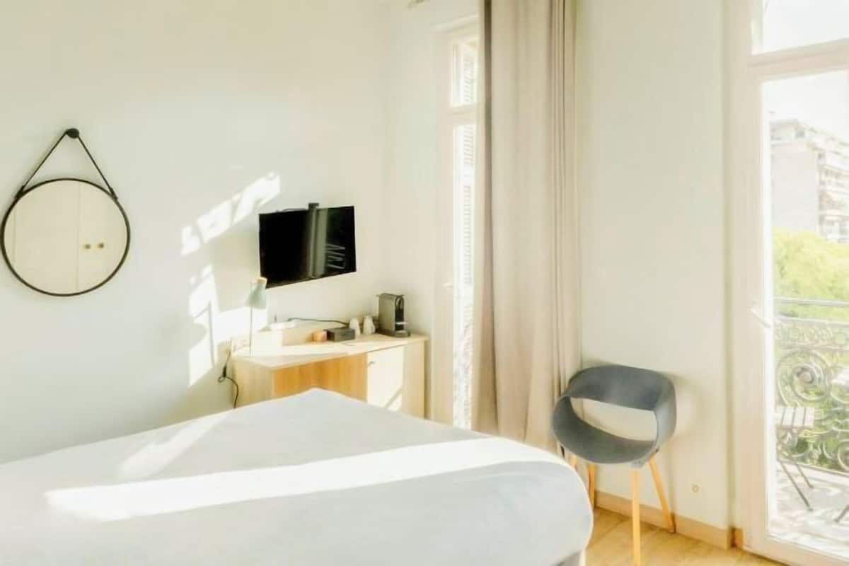 In-room safe, blackout drapes, soundproofing