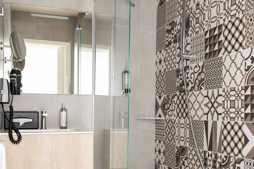 Ensemble douche/baignoire, articles de toilette gratuits, sèche-cheveux