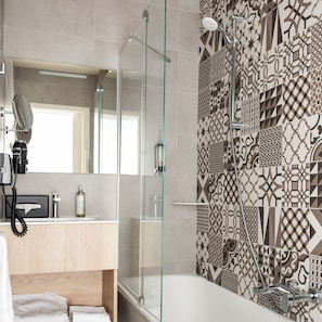 Combined shower/tub, free toiletries, hair dryer, towels