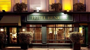 A hotel entrance with a sign reading "HOTEL HENRI IV". - Hôtel Henri IV Rive Gauche (Paris)