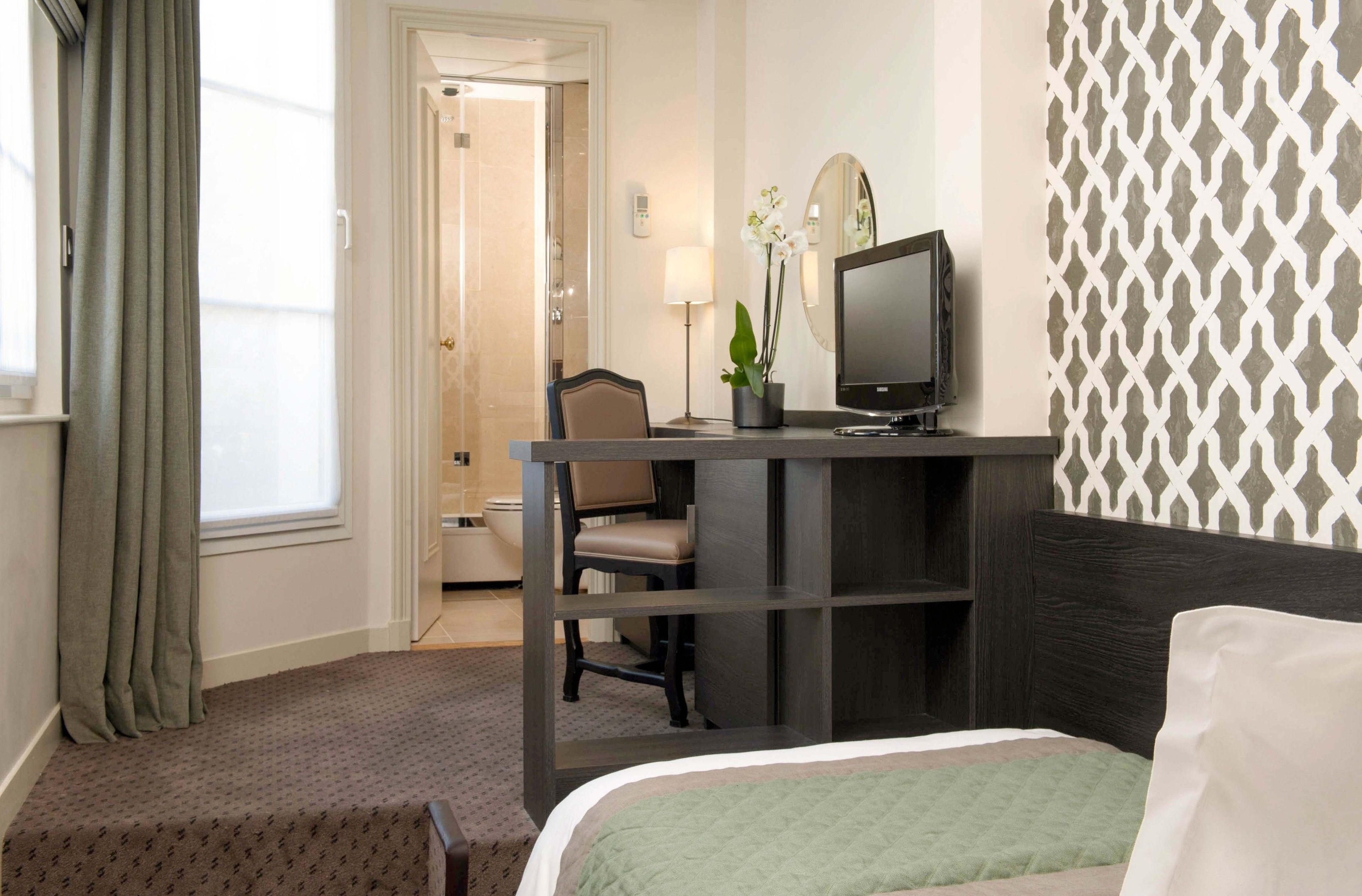 single room | minibar, in-room safe, desk, soundproofing