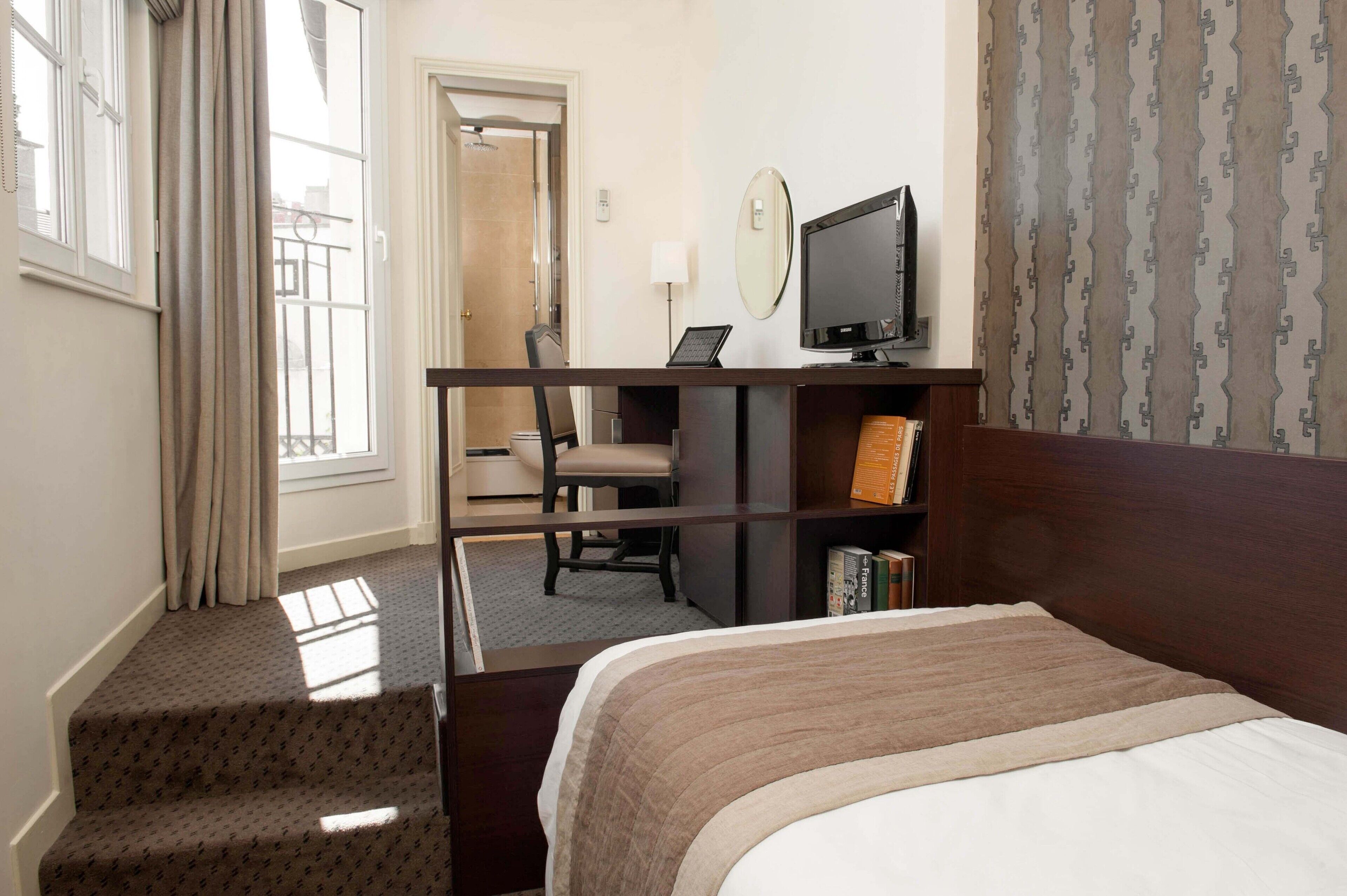 single room | minibar, in-room safe, desk, soundproofing