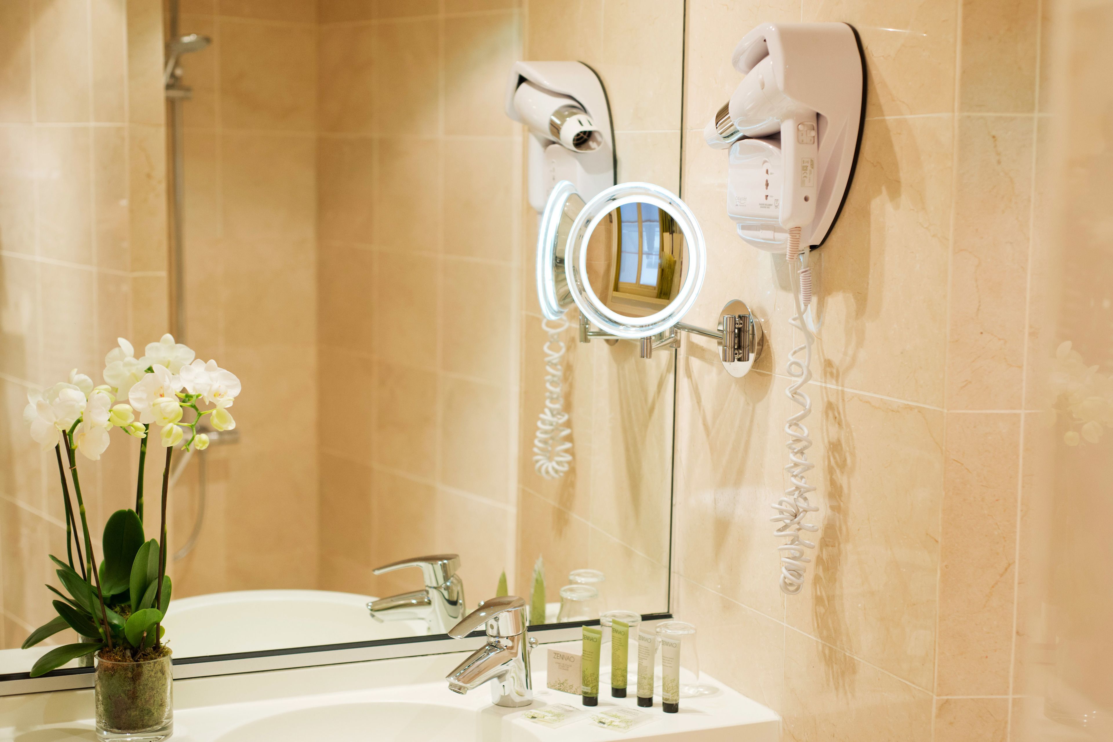 rainfall showerhead, free toiletries, hair dryer, towels