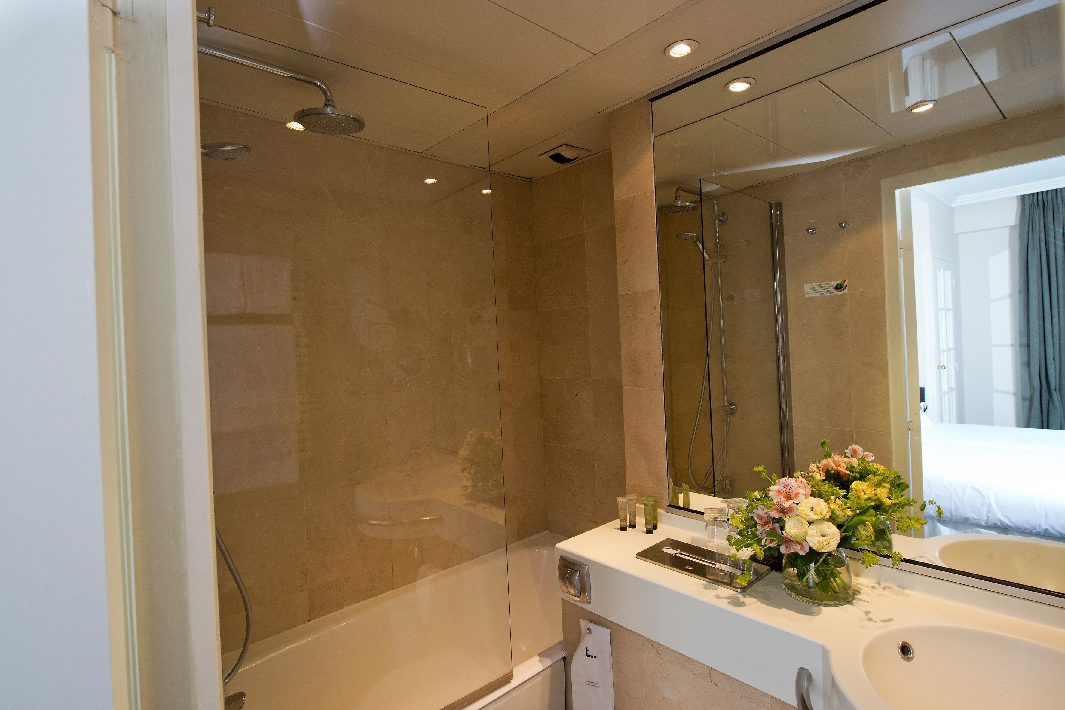 rainfall showerhead, free toiletries, hair dryer, towels