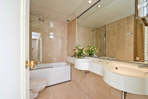 Chambre triple | Salle de bain | Douche cascade, articles de toilette (gratuits), séchoir à cheveux