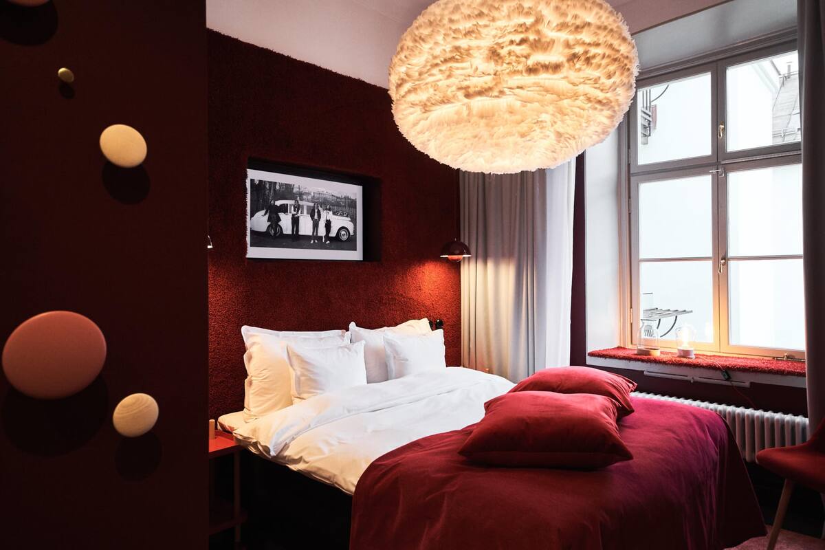Standard Room, 1 Queen Bed, Non Smoking | Egyptian cotton sheets, premium bedding, pillow-top beds, minibar