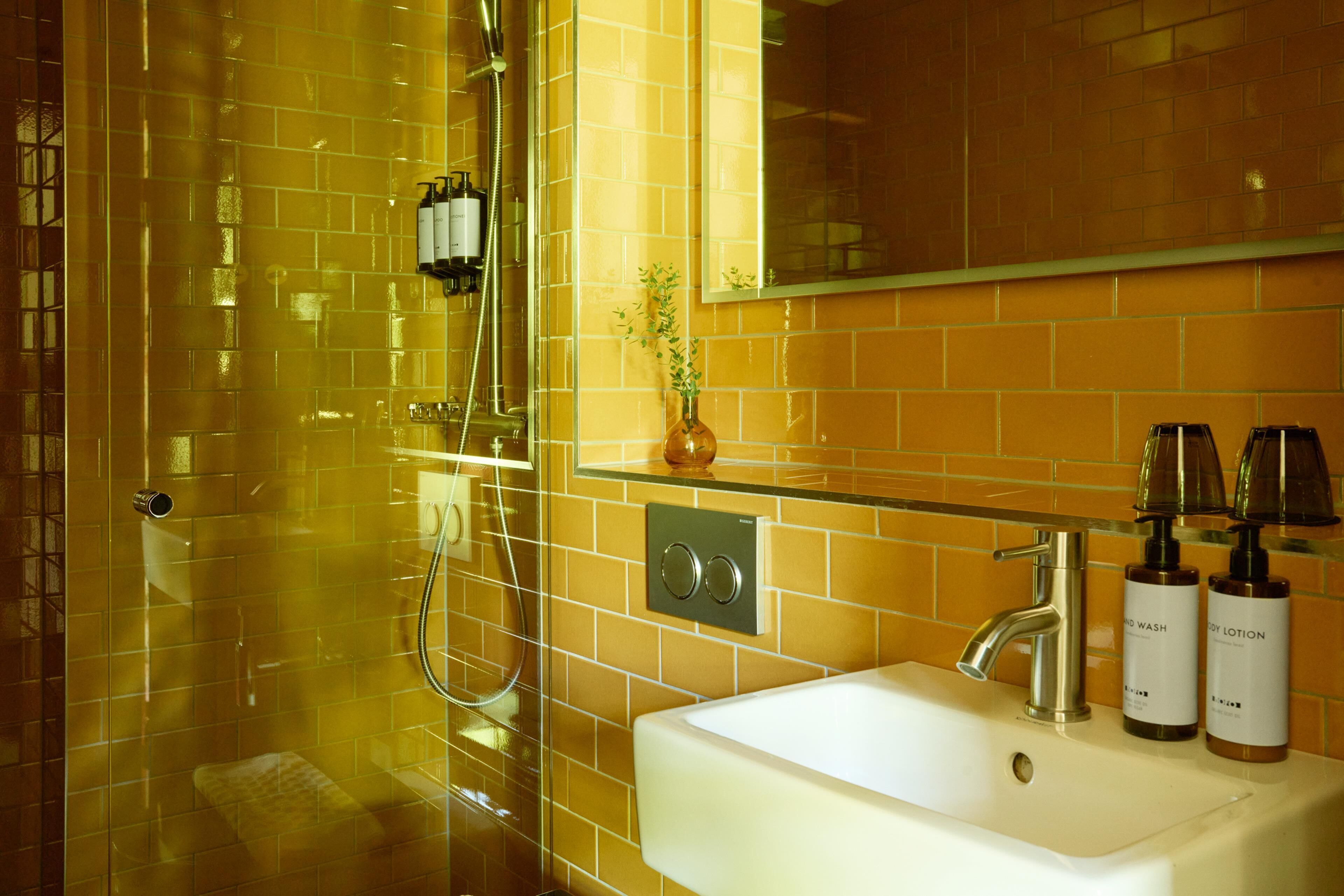 Standard Room, 1 Queen Bed, Non Smoking | Bathroom | Hair dryer, towels