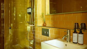 Standard Room, 1 Queen Bed, Non Smoking | Bathroom | Hair dryer, towels