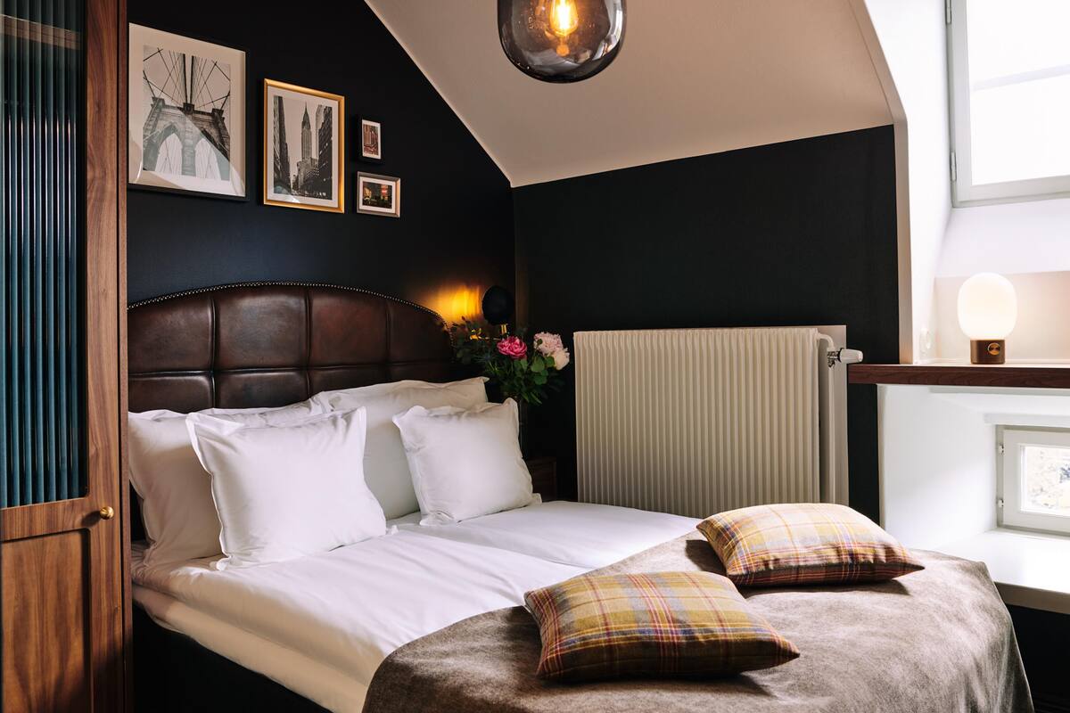 Classic Room, 1 Queen Bed, Non Smoking | Egyptian cotton sheets, premium bedding, pillow-top beds, minibar