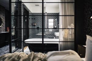 Suite junior, 1 cama de matrimonio grande, no fumadores | Baño | Secador de pelo y toallas