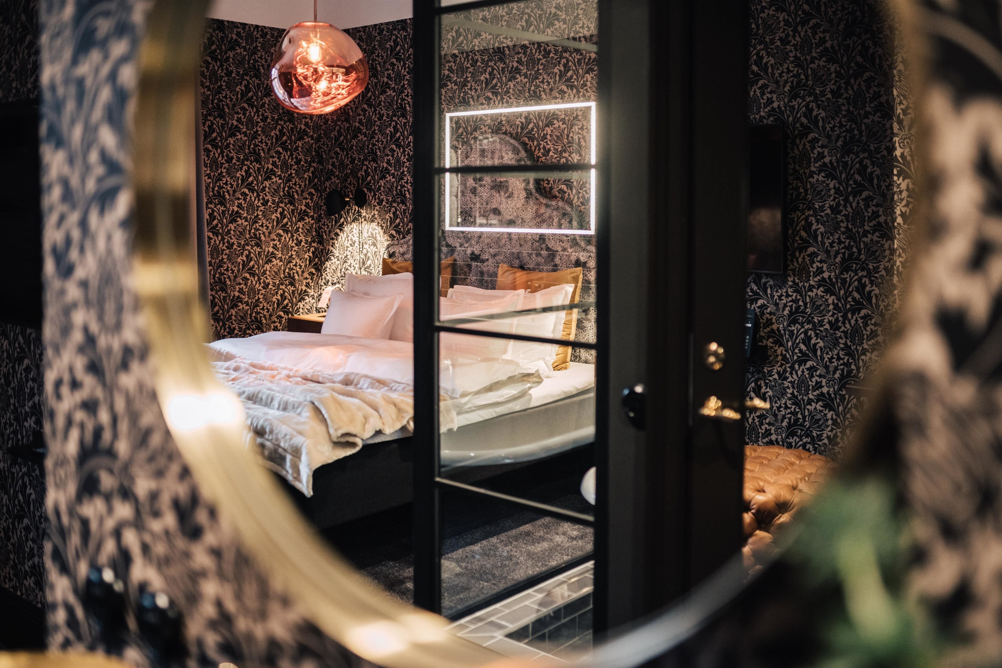 junior suite, 1 king bed, non smoking | interior detail