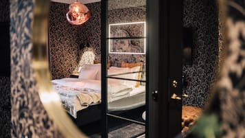 Junior Suite, 1 King Bed, Non Smoking | Interior detail