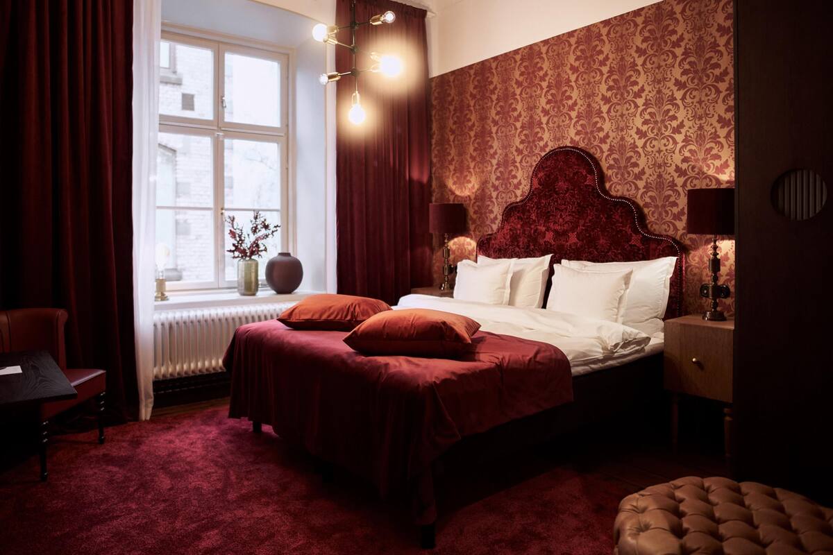 Superior Room, 1 King Bed, Non Smoking | Egyptian cotton sheets, premium bedding, pillow-top beds, minibar