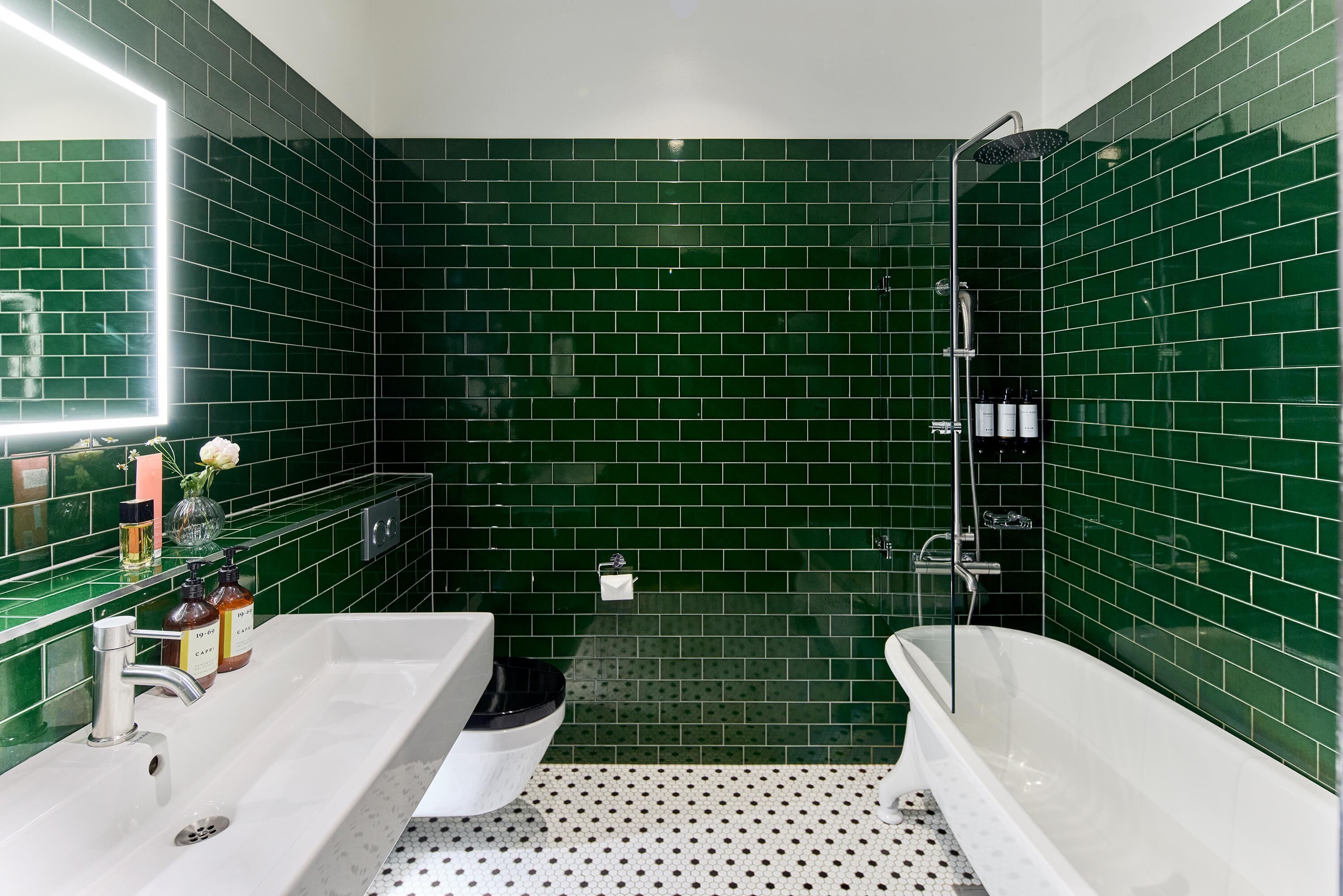 Superior Room, 1 King Bed, Non Smoking | Bathroom | Hair dryer, towels