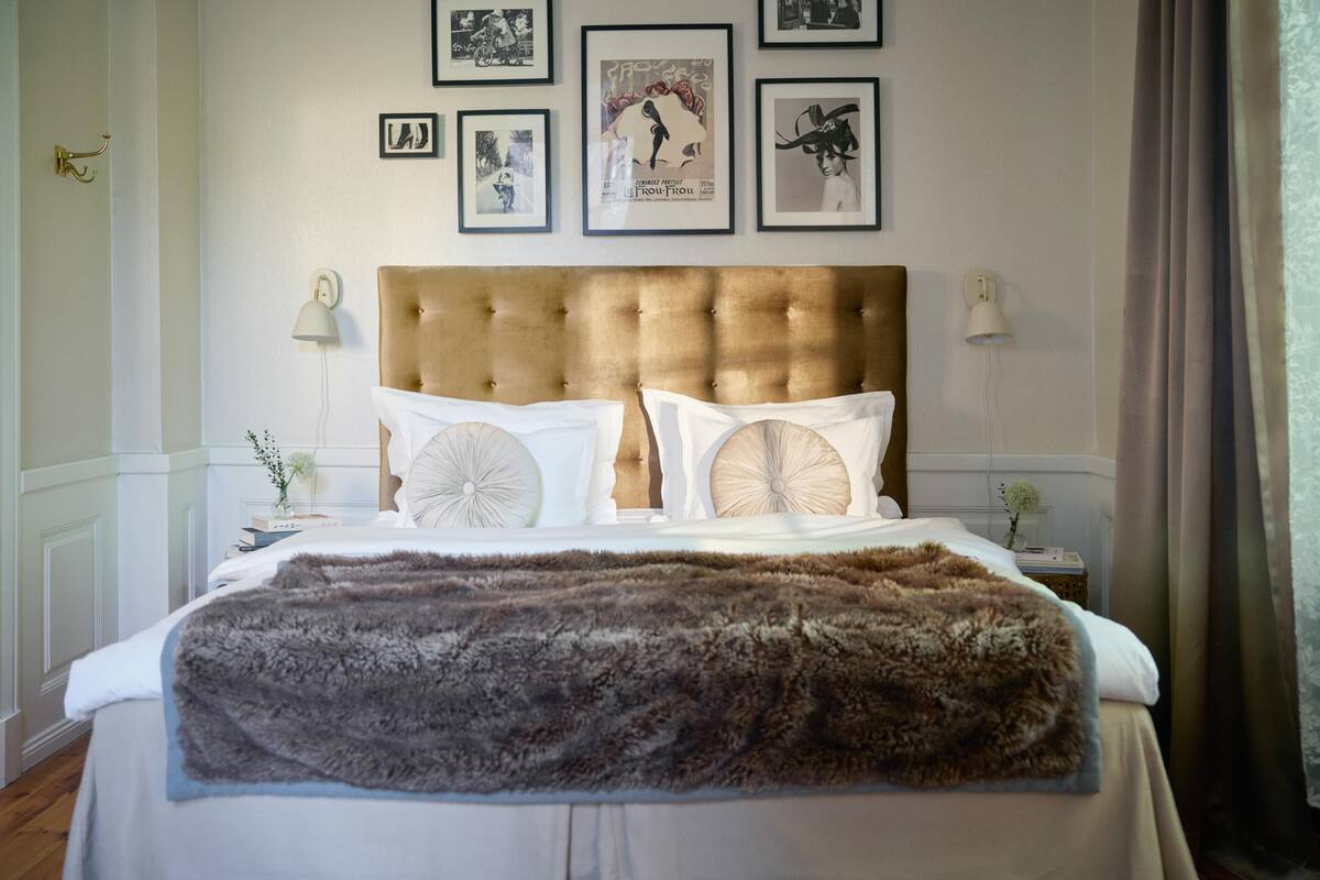 Suite, 1 King Bed, Non Smoking | Egyptian cotton sheets, premium bedding, pillow-top beds, minibar