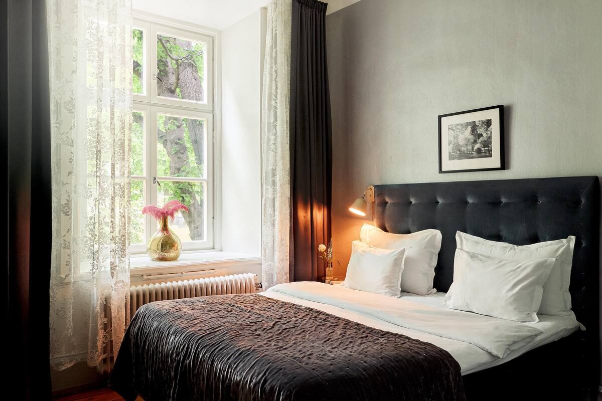 Executive Room, 1 King Bed, Non Smoking (with Sofabed) | Egyptian cotton sheets, premium bedding, pillow-top beds, minibar