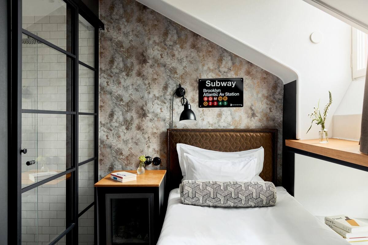 Standard Room, 1 Single Bed, Non Smoking | Egyptian cotton sheets, premium bedding, pillow-top beds, minibar