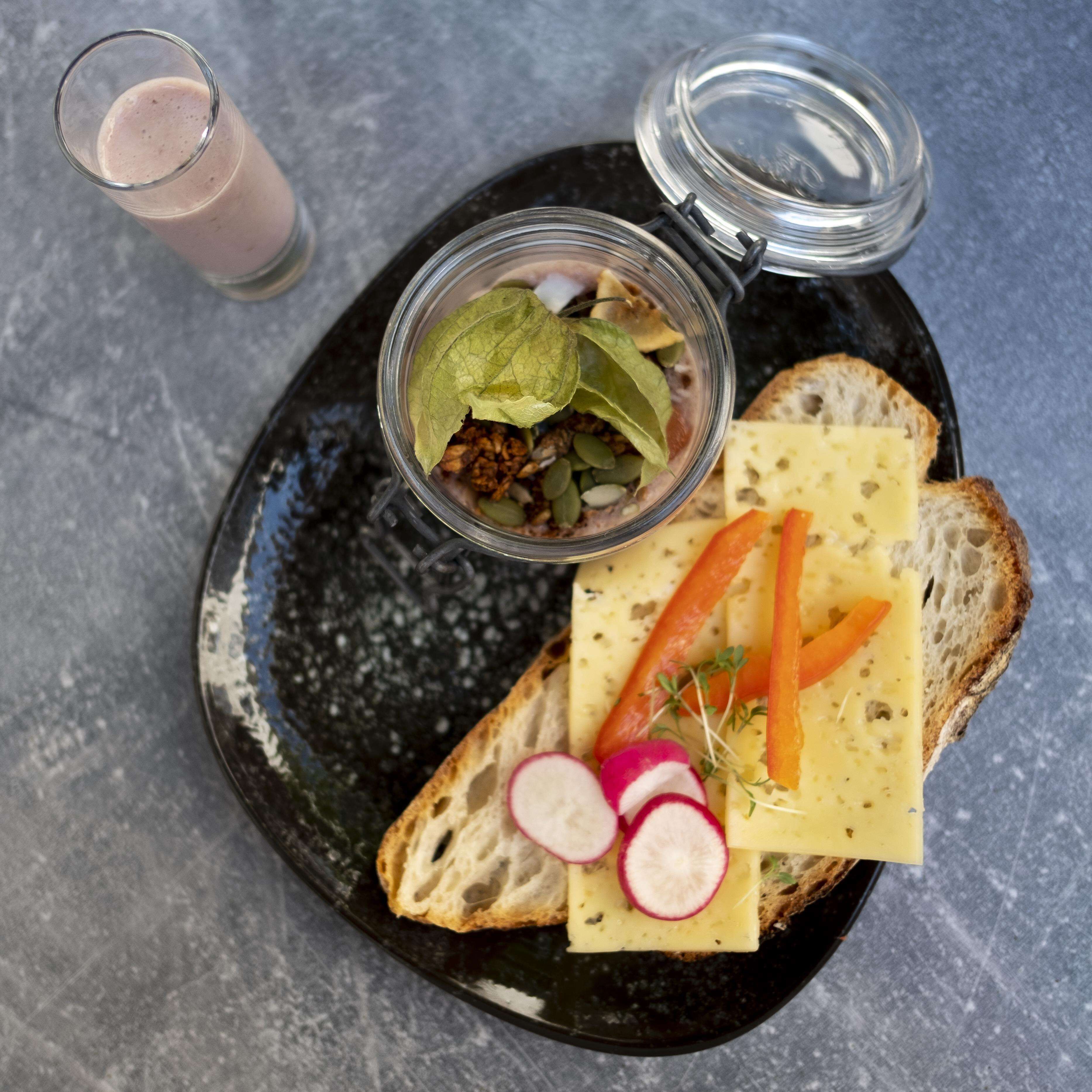 free buffet breakfast