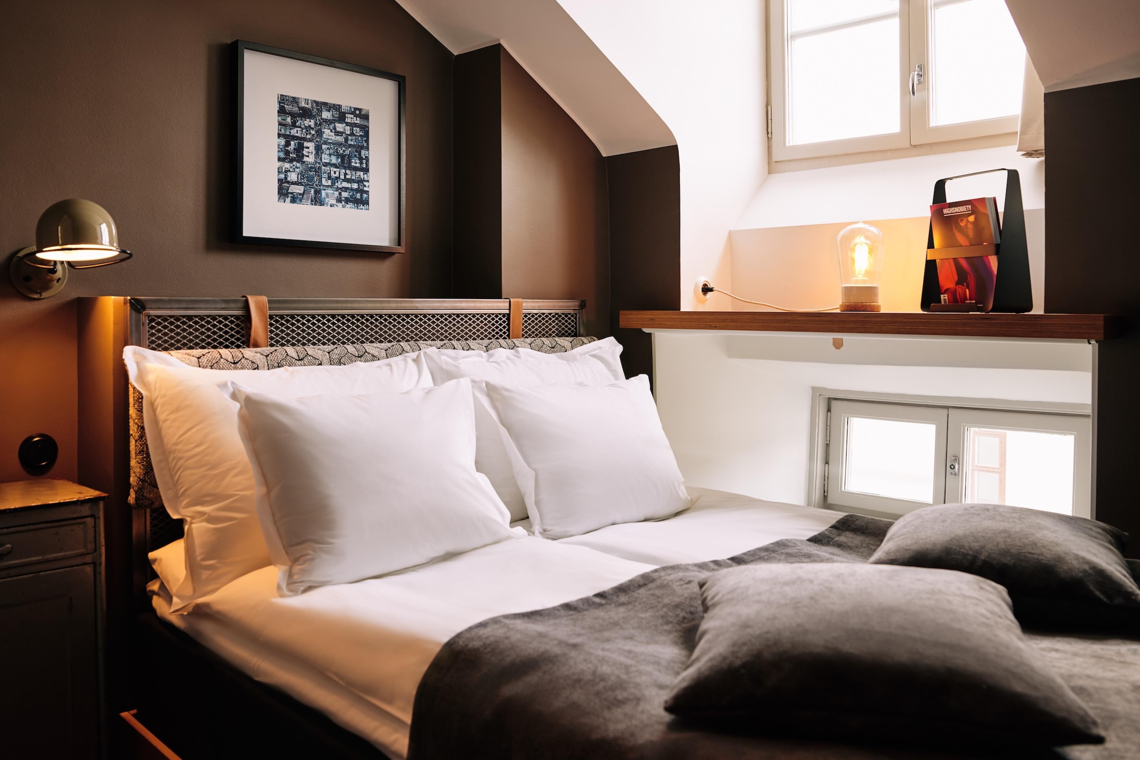 Classic Room, 1 Queen Bed, Non Smoking | Egyptian cotton sheets, premium bedding, pillowtop beds, minibar