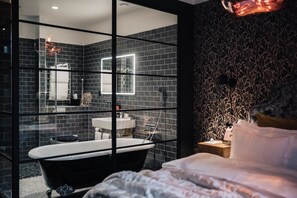 Junior Suite, 1 King Bed, Non Smoking | Bathroom | Hair dryer, towels
