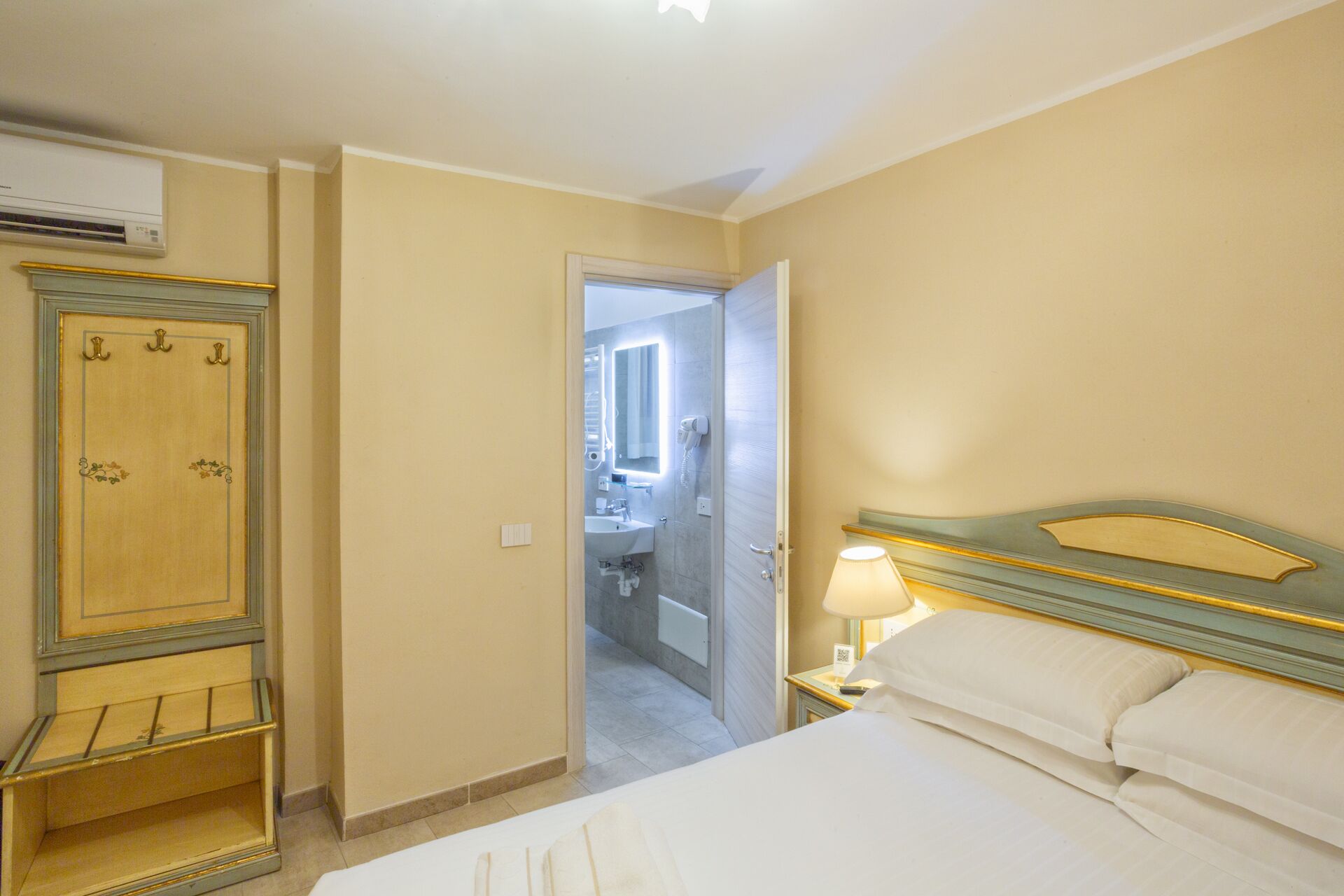 Standard Double Room | Bathroom | Shower, hair dryer, bidet, towels