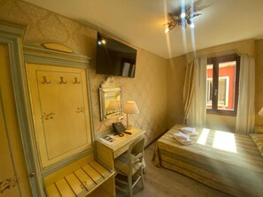 Economy Double Room | In-room safe, desk, free WiFi, bed sheets - Hotel Falier (Venice)