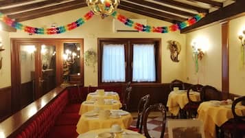 Tägliches kontinentales Frühstück (12 EUR pro Person)