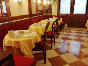 Desayuno continental (EUR 12 por persona)