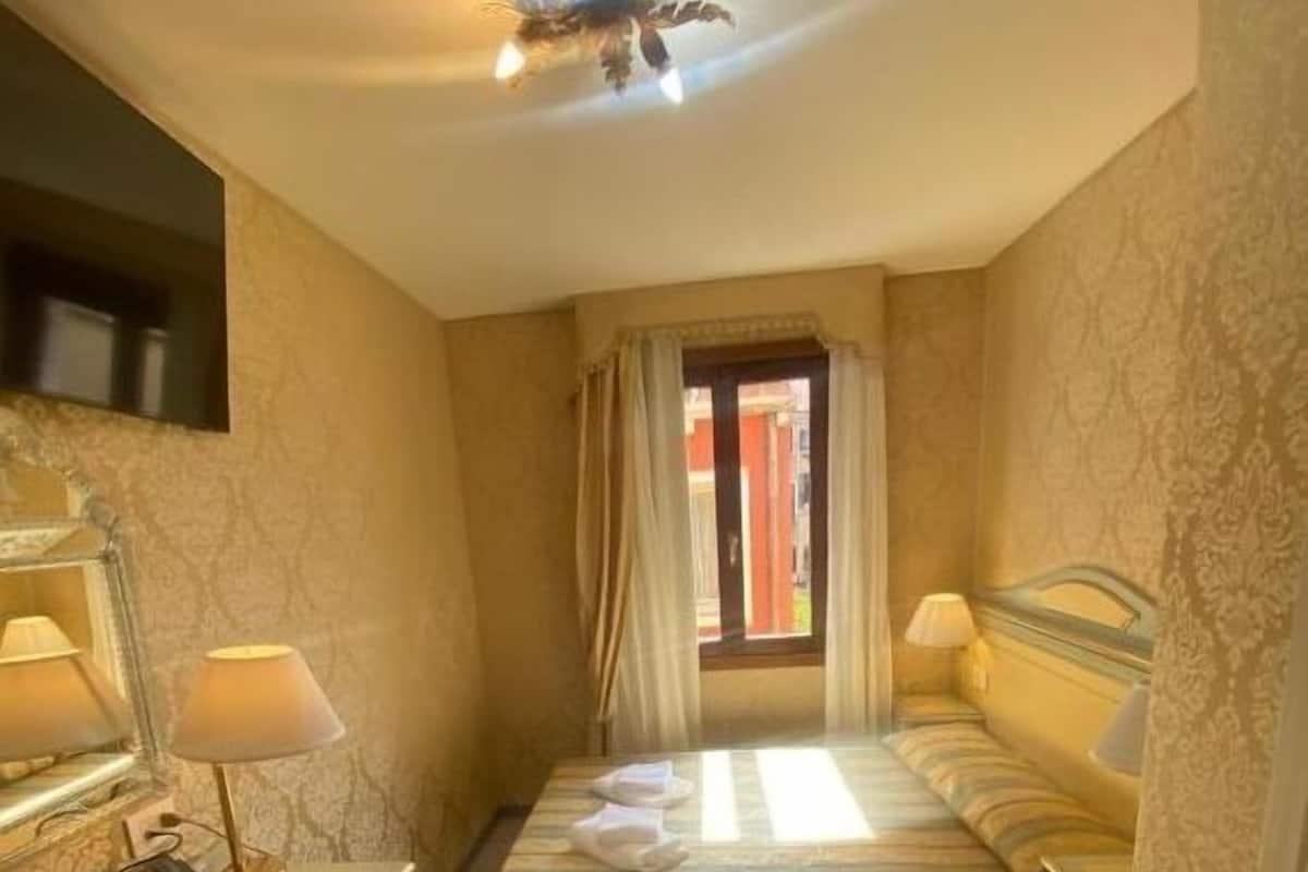 Caja de seguridad en la habitación, escritorio y wifi gratis