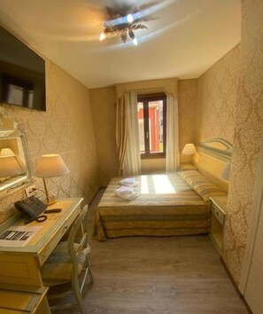 Economy Double Room | In-room safe, desk, free WiFi, bed sheets - Hotel Falier (Venice)
