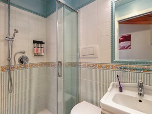 Large Room with Sofa Bed | Bathroom | Shower, rainfall showerhead, free toiletries, hair dryer - Numa Florence della Robbia (Florence)