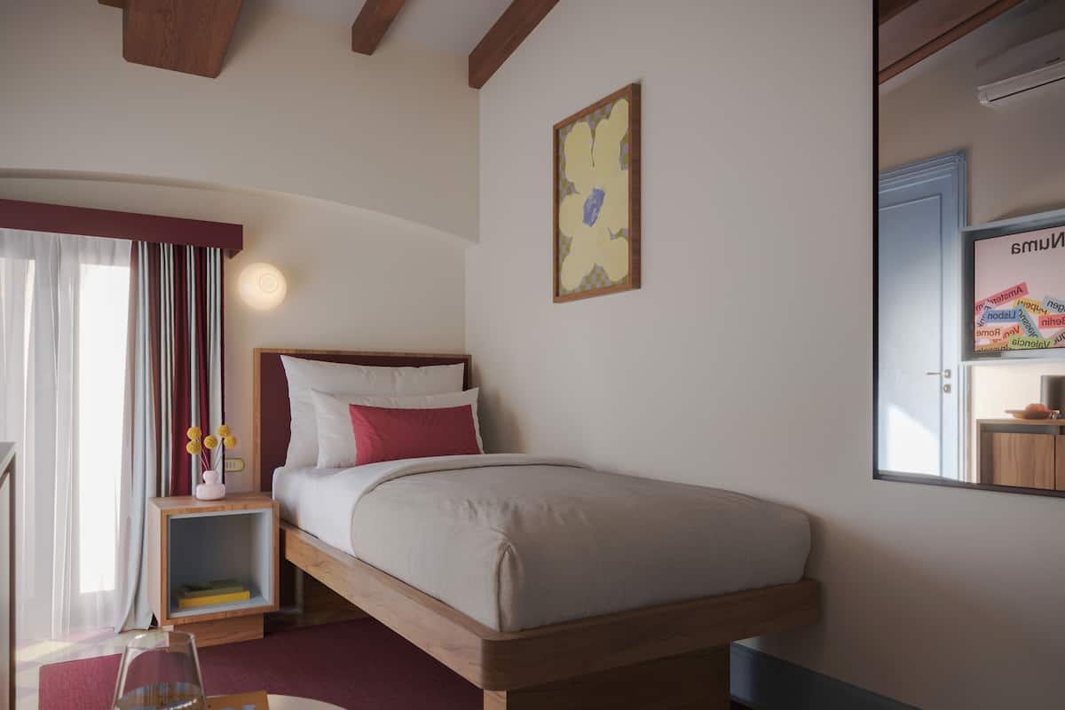Small Room with Single Bed | In-room safe, blackout drapes, iron/ironing board