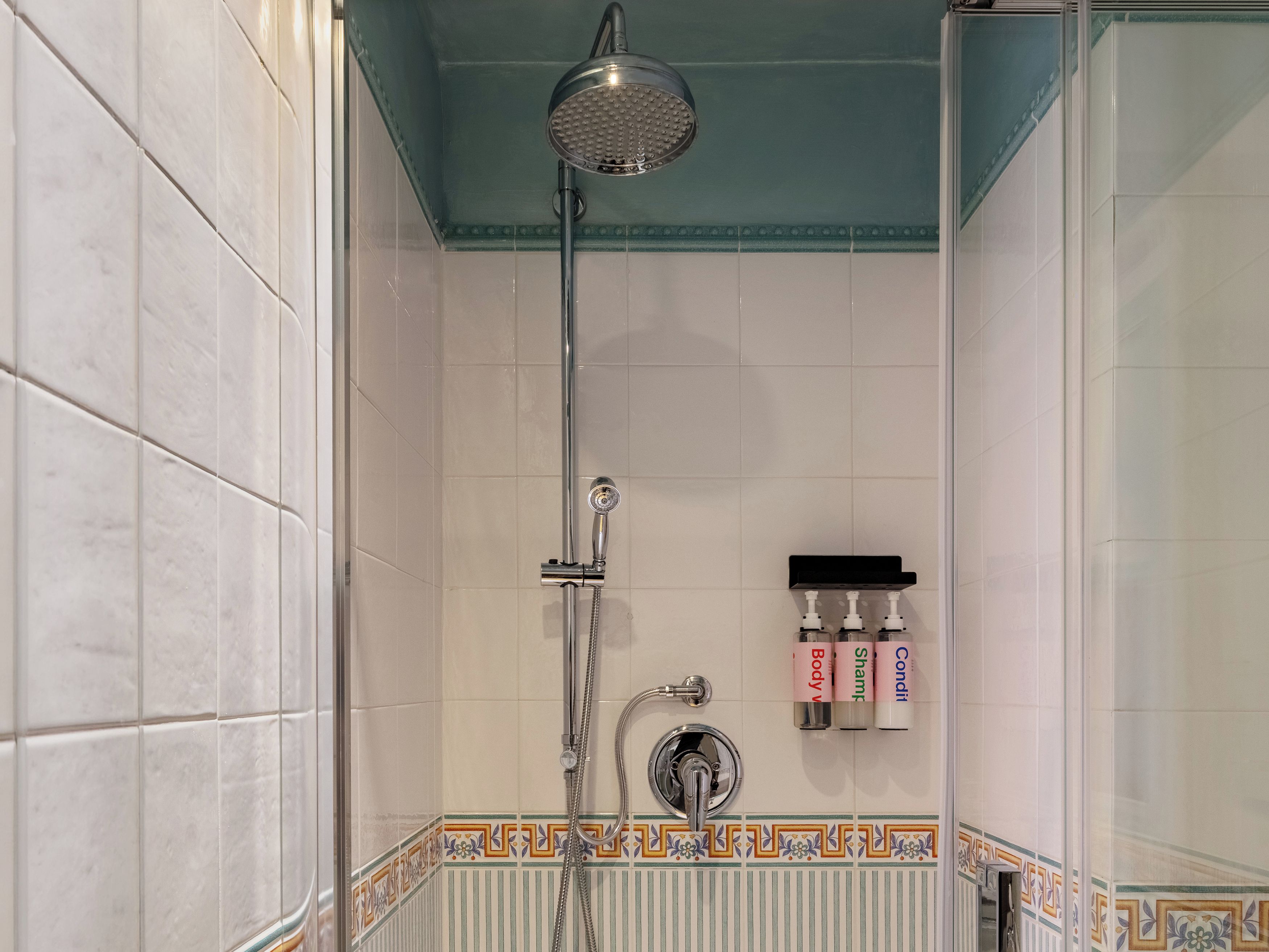 Ein Badezimmer mit Dusche, Toilette und Waschbecken.