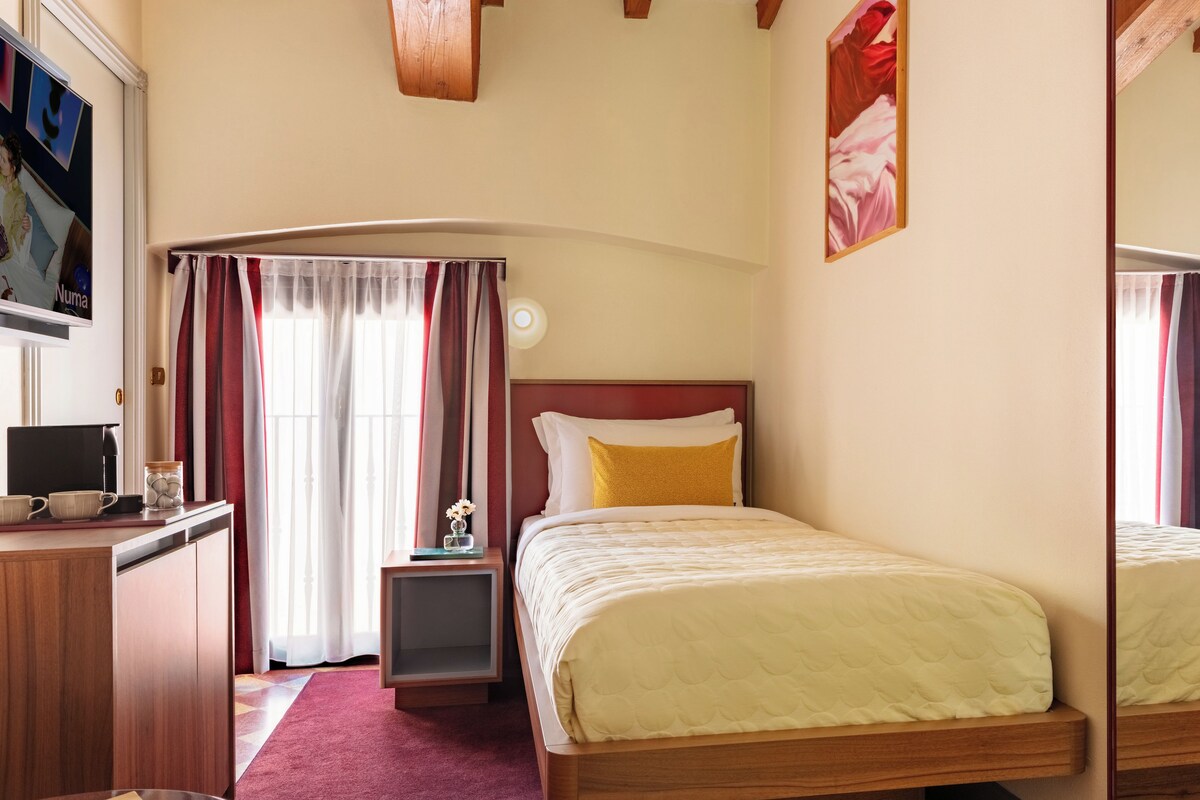 Small Room with Single Bed | 客房內保險箱、遮光布/窗簾、熨斗/熨衣板、免費搖籃/嬰兒床