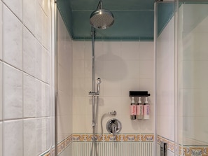 Small Room with Single Bed | Bathroom | Shower, rainfall showerhead, free toiletries, hair dryer - Numa Florence della Robbia (Florence)