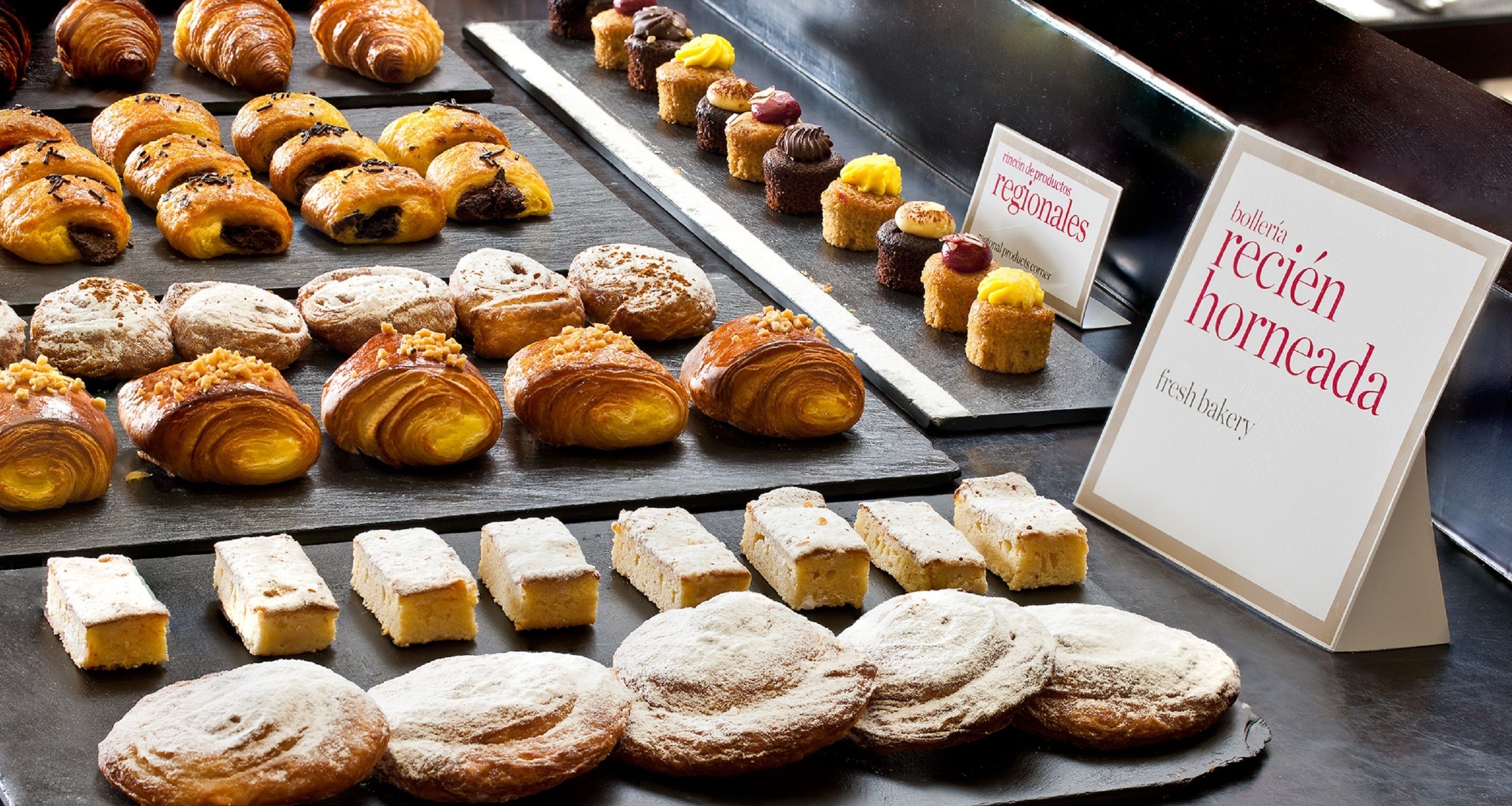 Une variété de pâtisseries et de desserts présentés sur un comptoir.