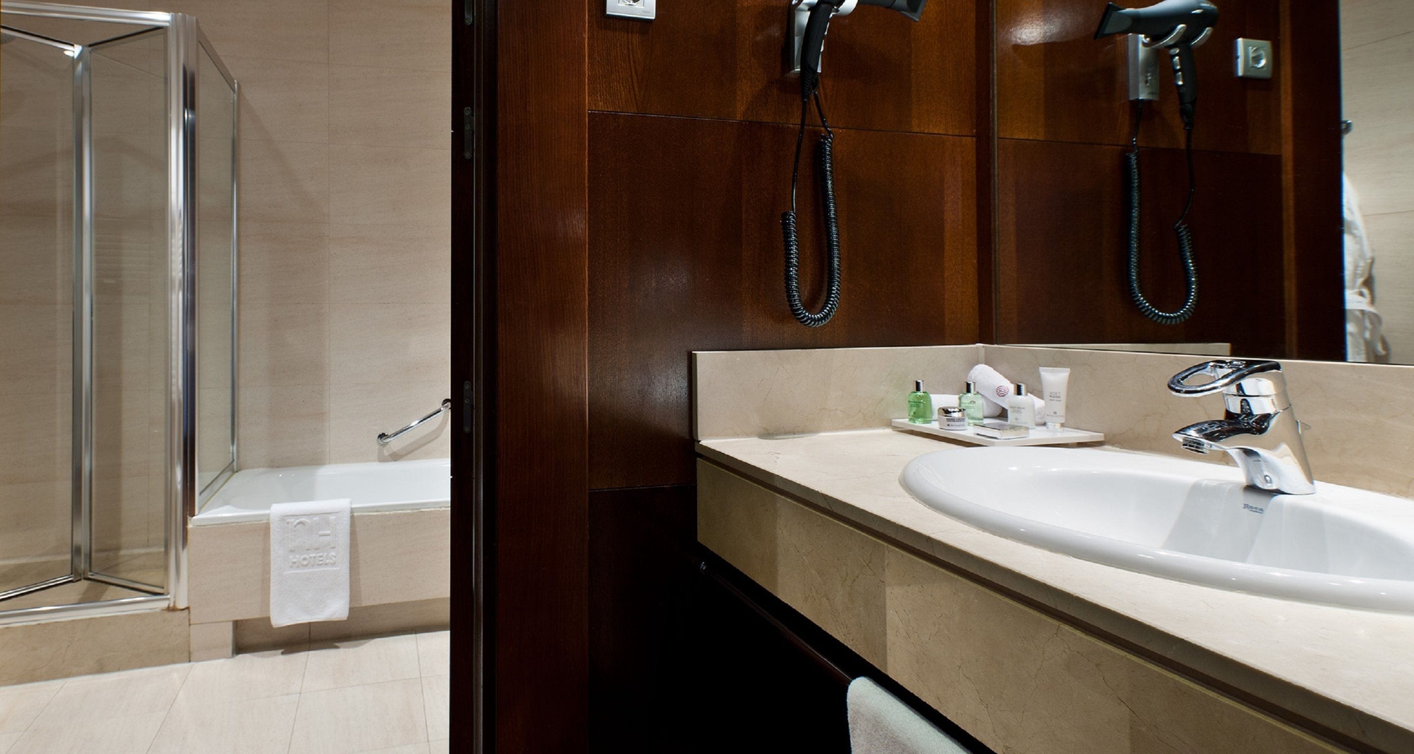 separate bathtub and shower, rainfall showerhead