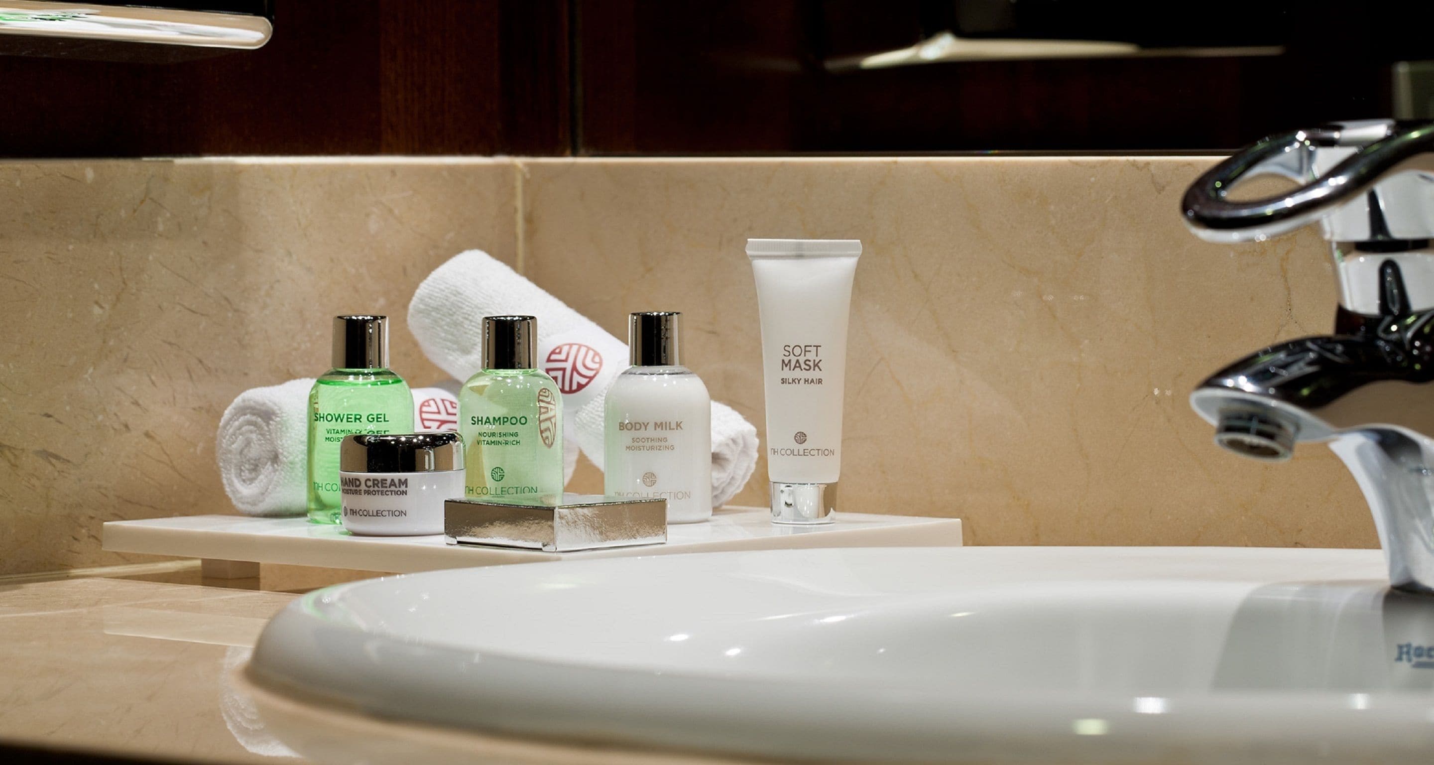 separate bathtub and shower, rainfall showerhead