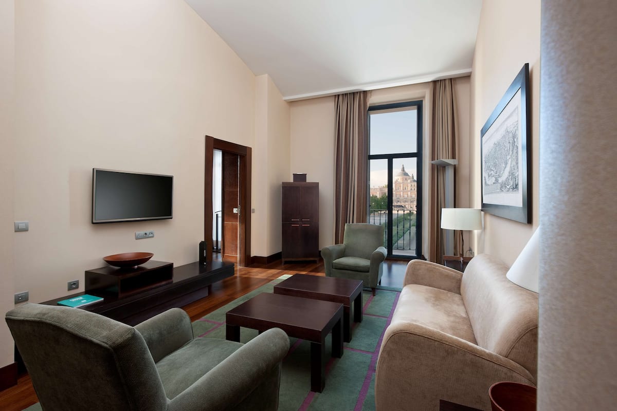 minibar, in-room safe, desk, blackout curtains