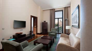 Een minibar, een kluis op de kamer, een bureau, verduisterende gordijnen