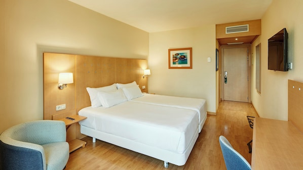 Classic Twin Room | Minibar, in-room safe, desk, blackout drapes