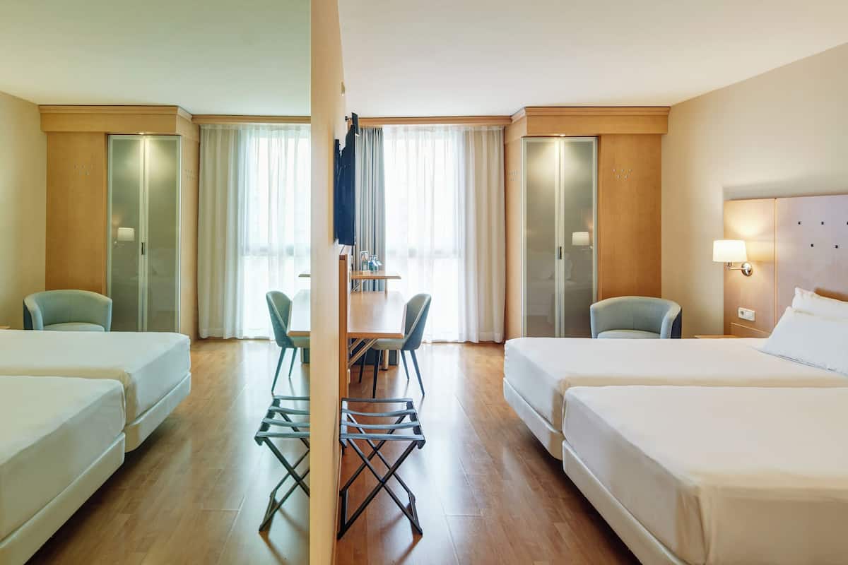 Classic Twin Room | Minibar, in-room safe, desk, blackout drapes