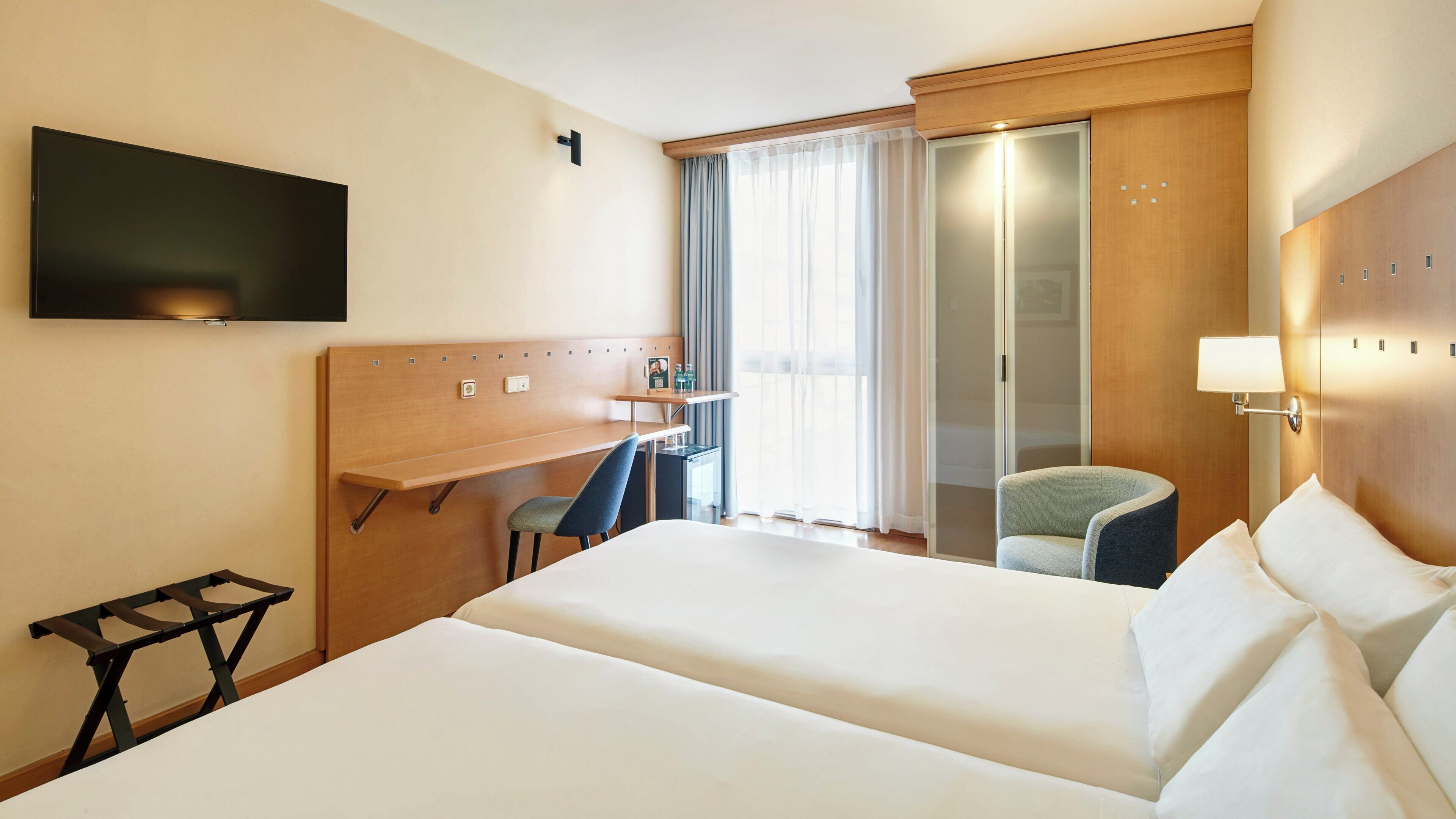 Habitación clásica con 2 camas individuales | Minibar, caja fuerte, escritorio y cortinas opacas