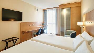 Habitación clásica con 2 camas individuales | Minibar, caja fuerte, escritorio y cortinas opacas