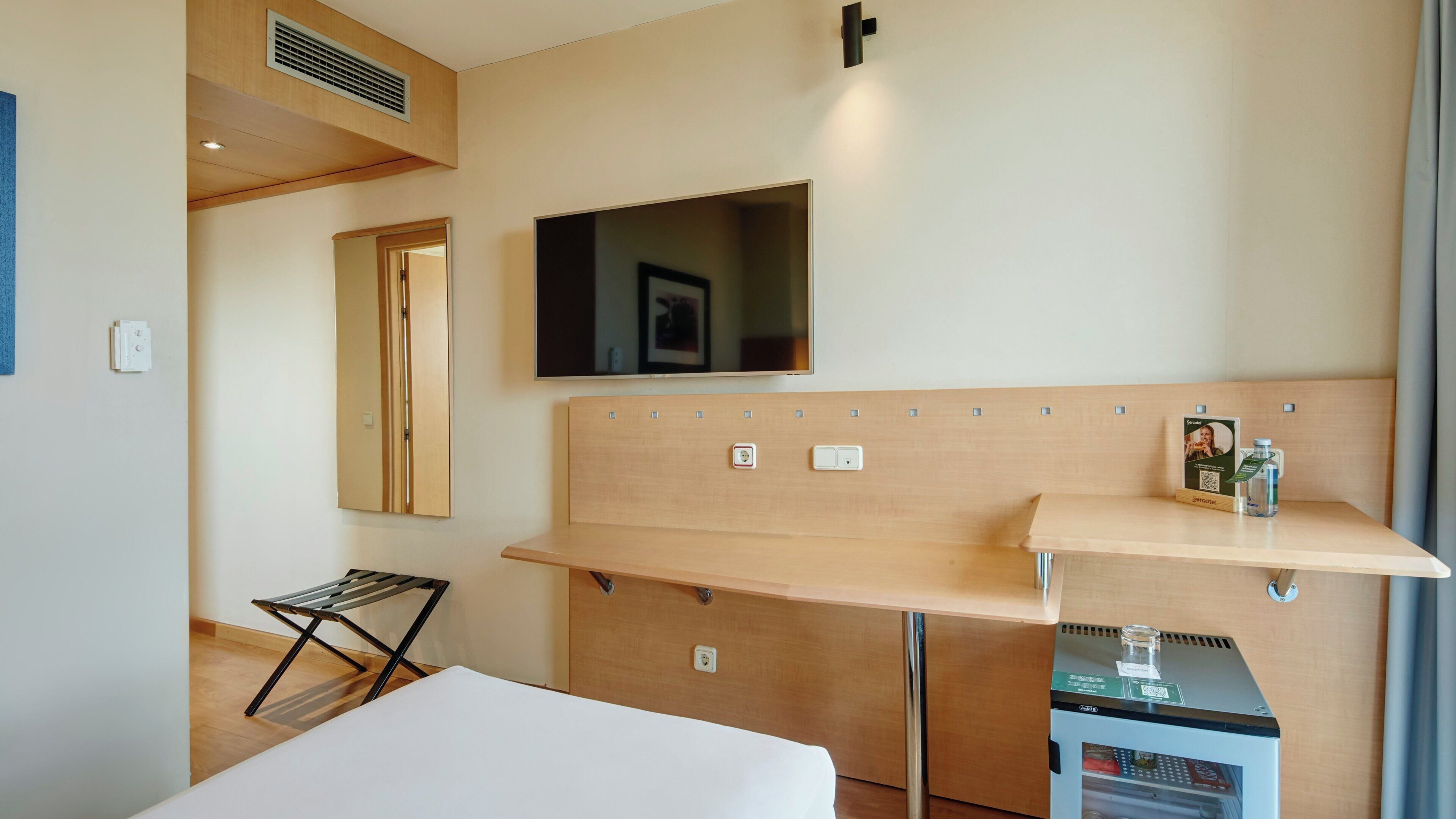 Basic Single Room | Minibar, in-room safe, desk, blackout drapes