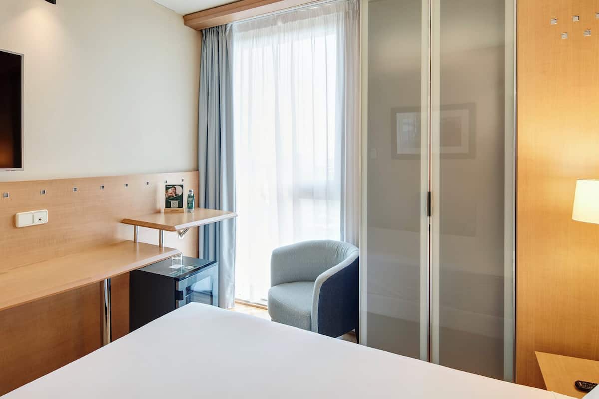 迷你吧、房內夾萬、書桌、遮光窗簾/窗簾