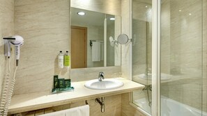 Basic Single Room | Bathroom | Bathtub, free toiletries, hair dryer, bidet