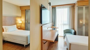 Basic Single Room | Minibar, in-room safe, desk, blackout drapes