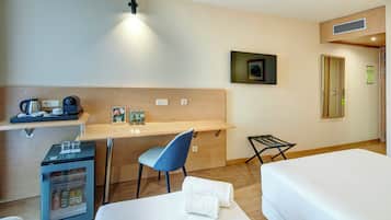 Minibar, caja fuerte, escritorio y cortinas opacas