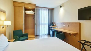 Minibar, caixa forta a l'habitació, escriptori i cortines opaques 